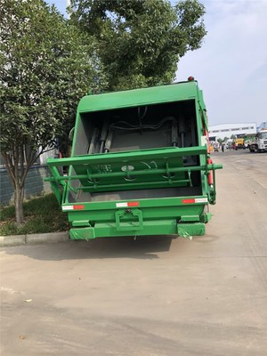 黔东南小型环卫装备掠影 4吨拉臂式压缩垃圾车与垃圾中转站设备解析